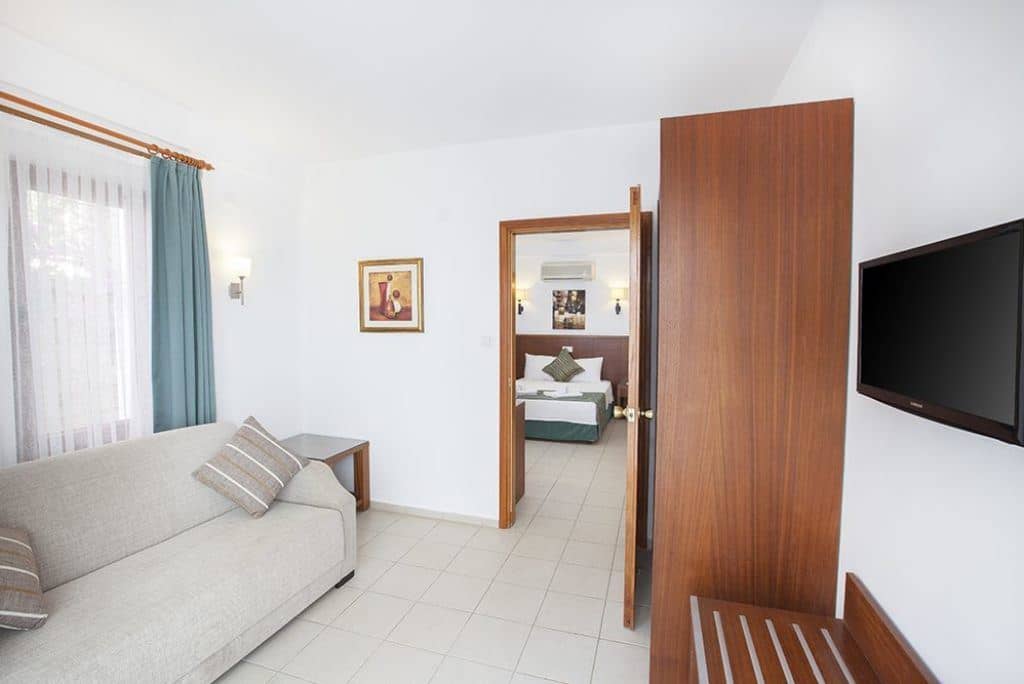 rooms-family-suite-side-sea-view