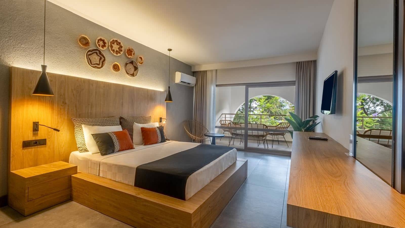 rooms-deluxe-family-room