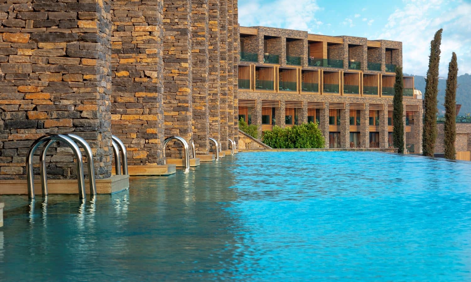 rooms-laguna-deluxe-room-partly-sea-view--swim-up