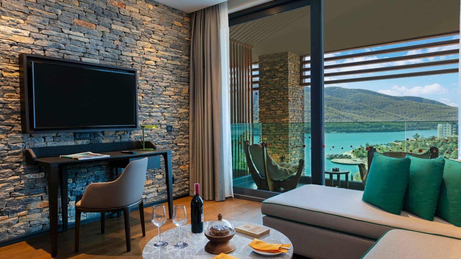 rooms-deluxe-room-partly-sea-view