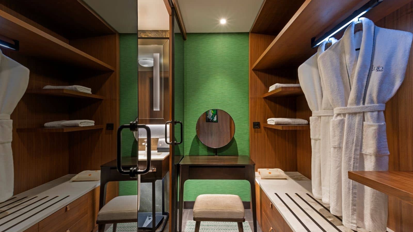 rooms-deluxe-room-partly-sea-view