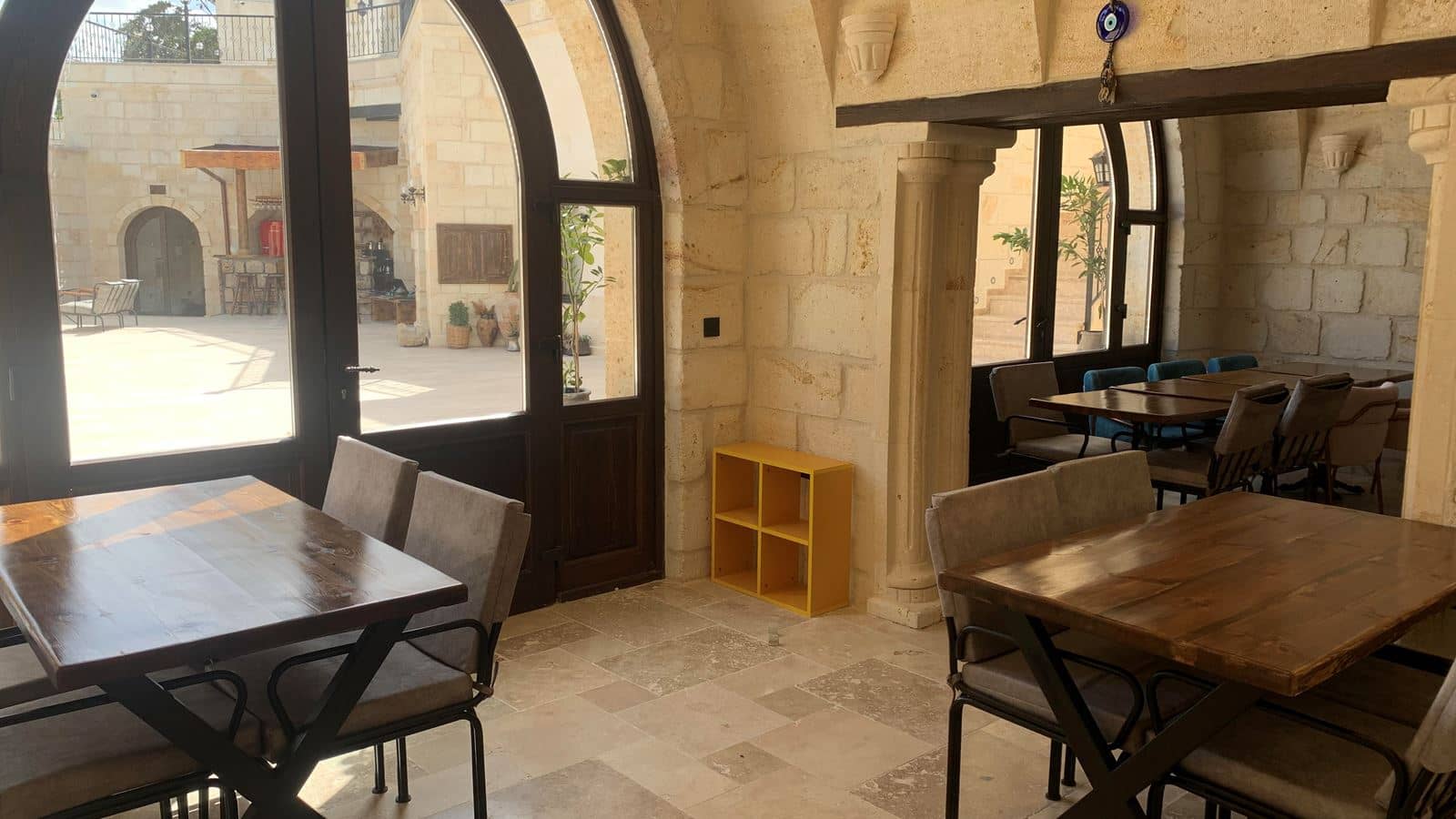 restaurants-restaurant