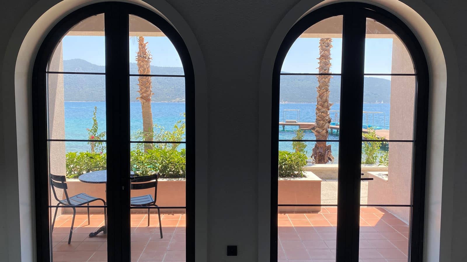 rooms-onebedroom-beachfront-suite