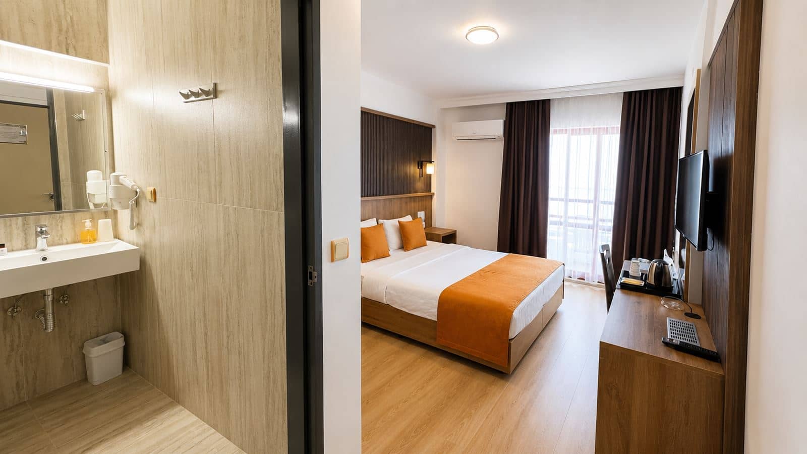 rooms-superior-room-seaview-balcony