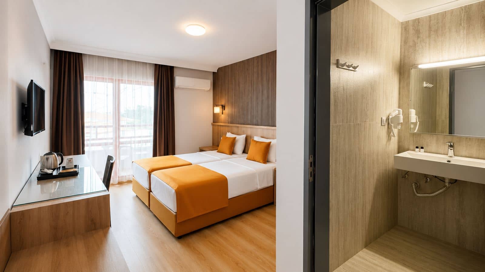 rooms-superior-room-seaview-balcony