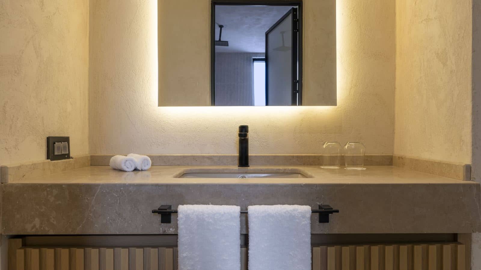 rooms-deluxe-room