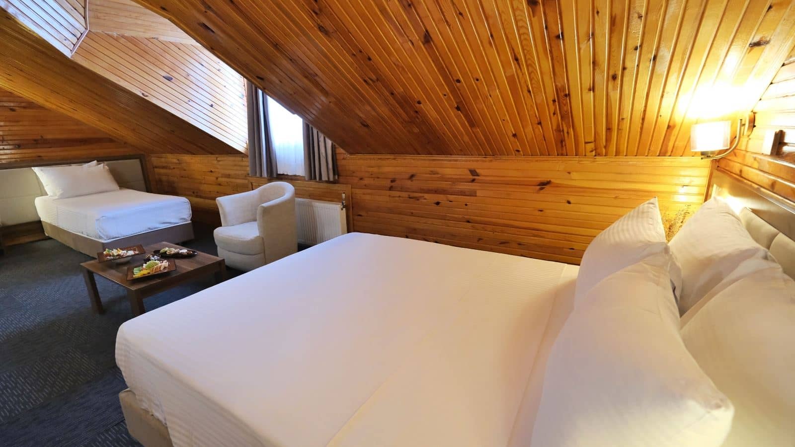 rooms-deluxe-suite
