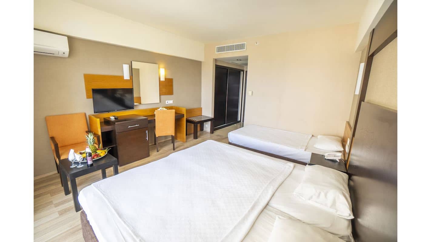 rooms-coral-room