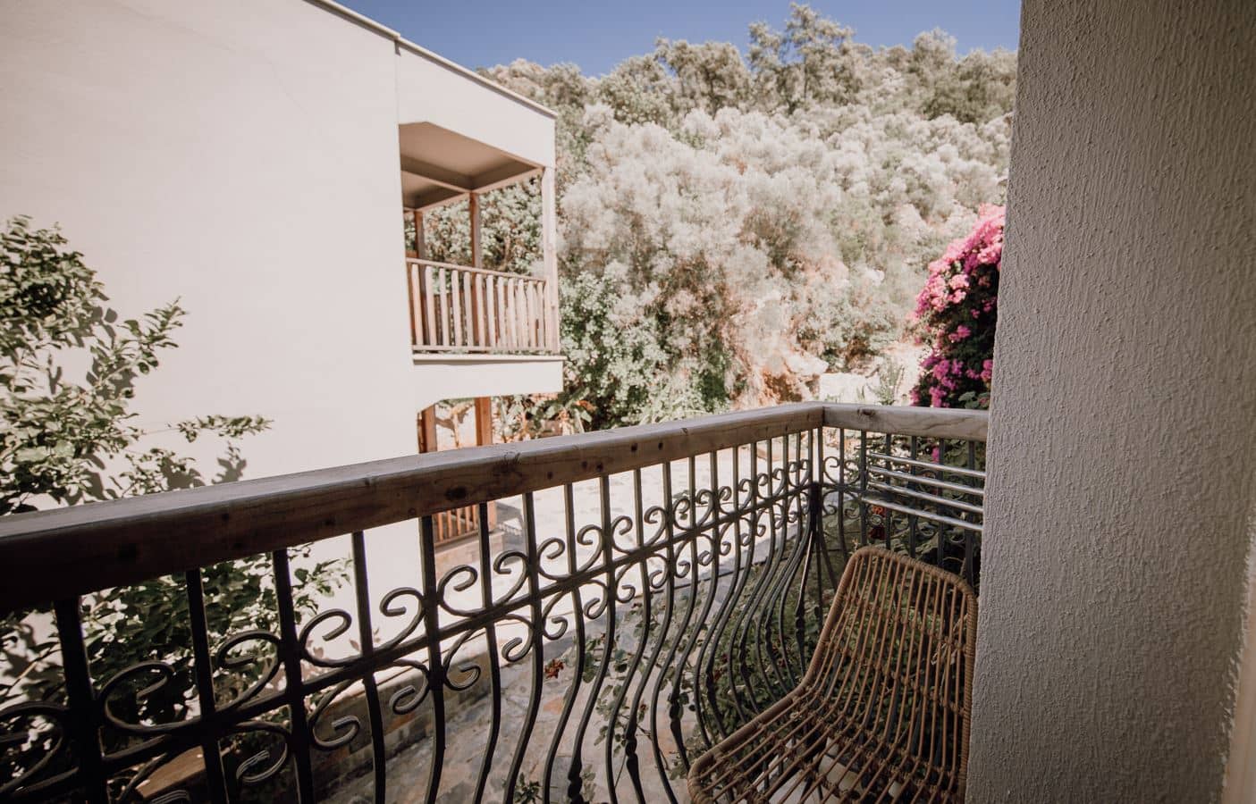 rooms-club-room-land-view