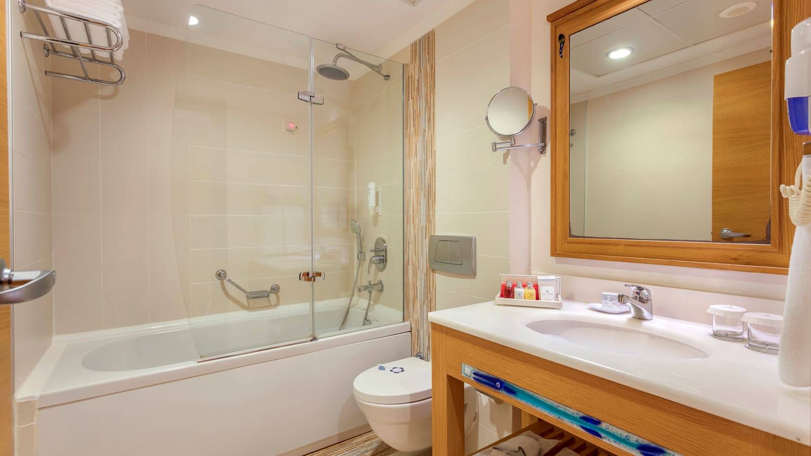 rooms-deluxe-room-sea-view-balcony