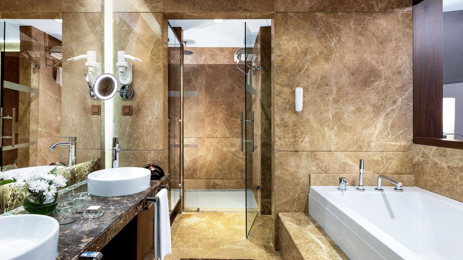 rooms-deluxe-royal-suite