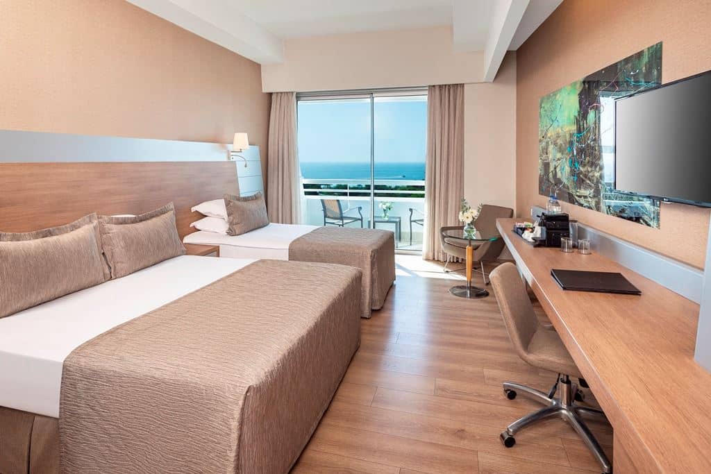 rooms-deluxe-room-land-view