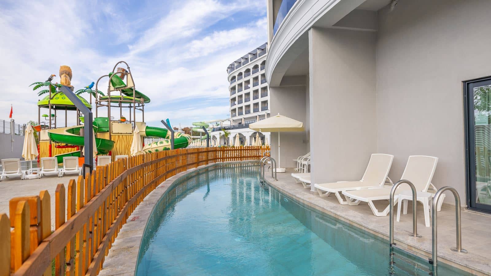rooms-swimup-room-with-pool-view