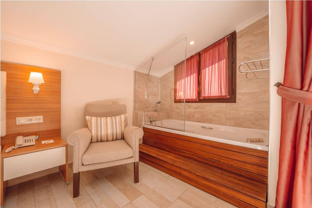rooms-standard-room-with-jacuzzi