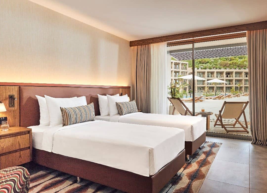 rooms-all-access-with-pool-view