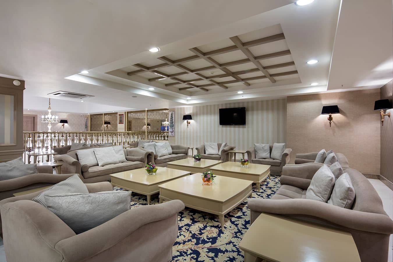 bars-queens-lobby-bar