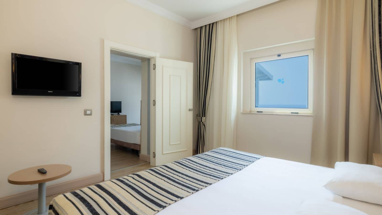 rooms-family-room-land-view