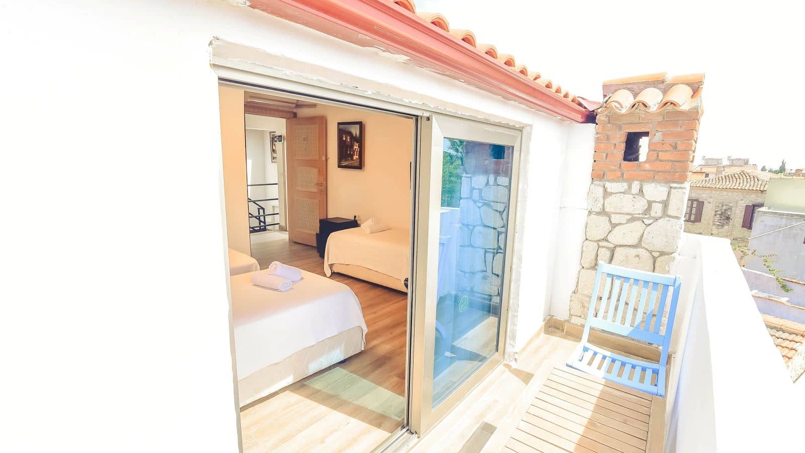 rooms-comfort-oda-triple-kara-veya-havuz-manzarali-balkonlu