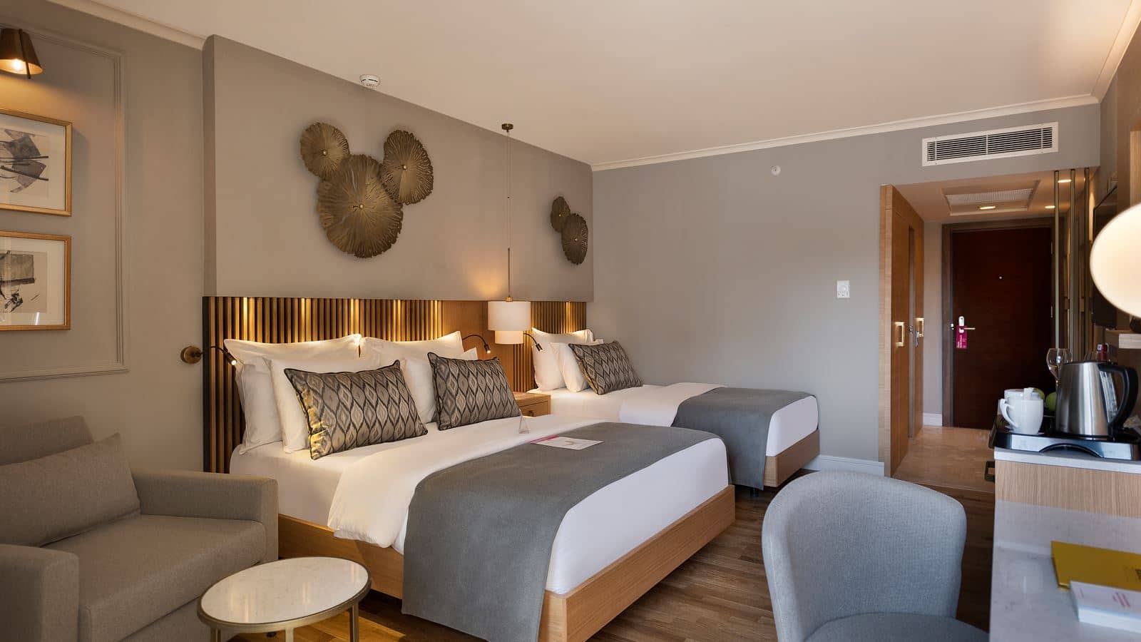 rooms-superior-room-with-jacuzzi-on-balcony