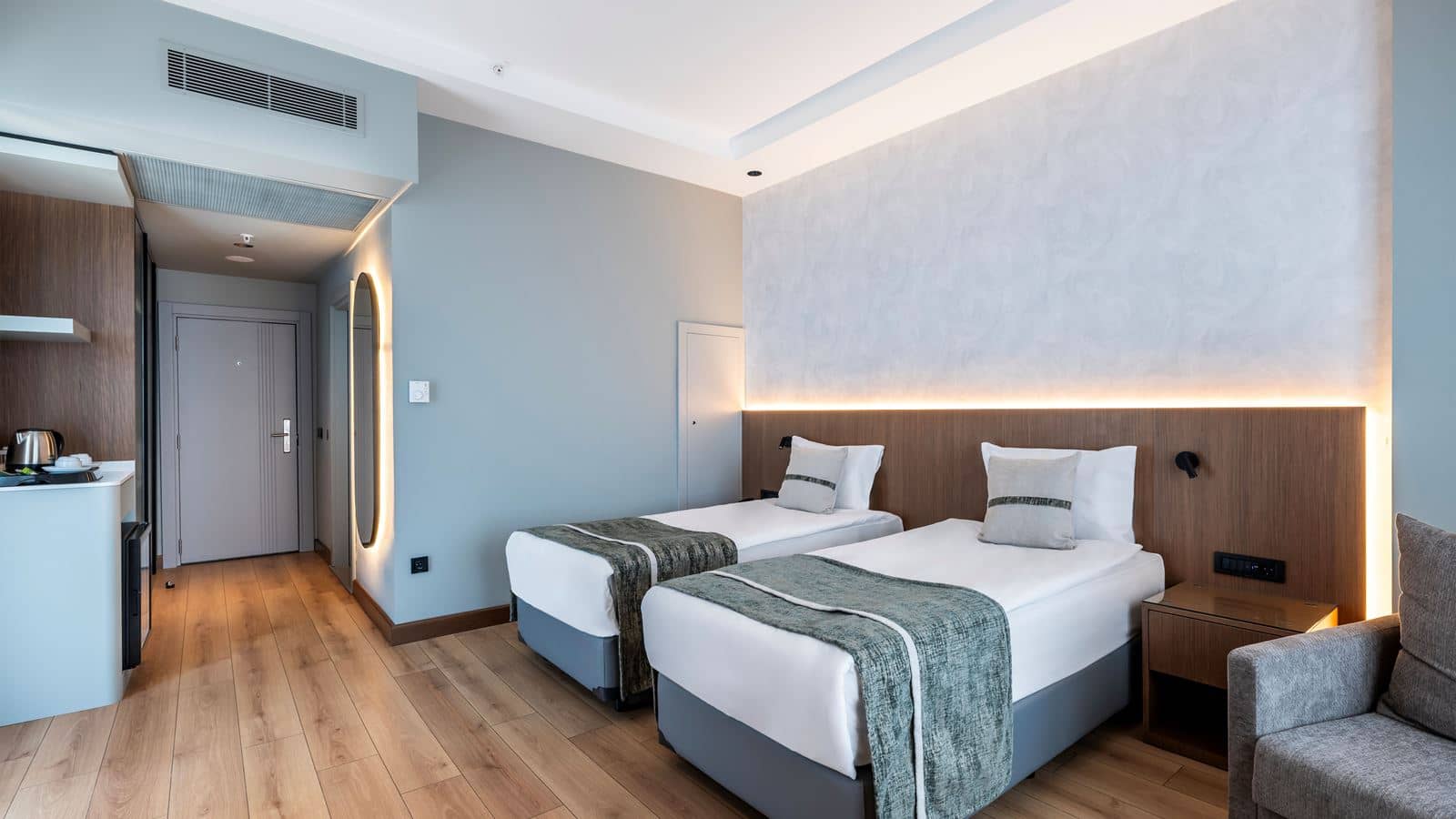 rooms-large-room-seaview-balcony