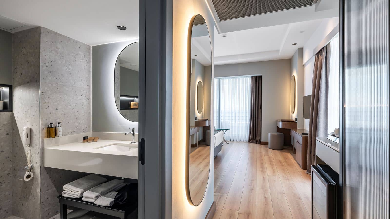 rooms-large-room-landview-balcony