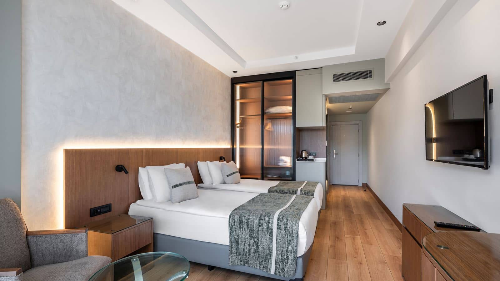 rooms-promo-room-land-view