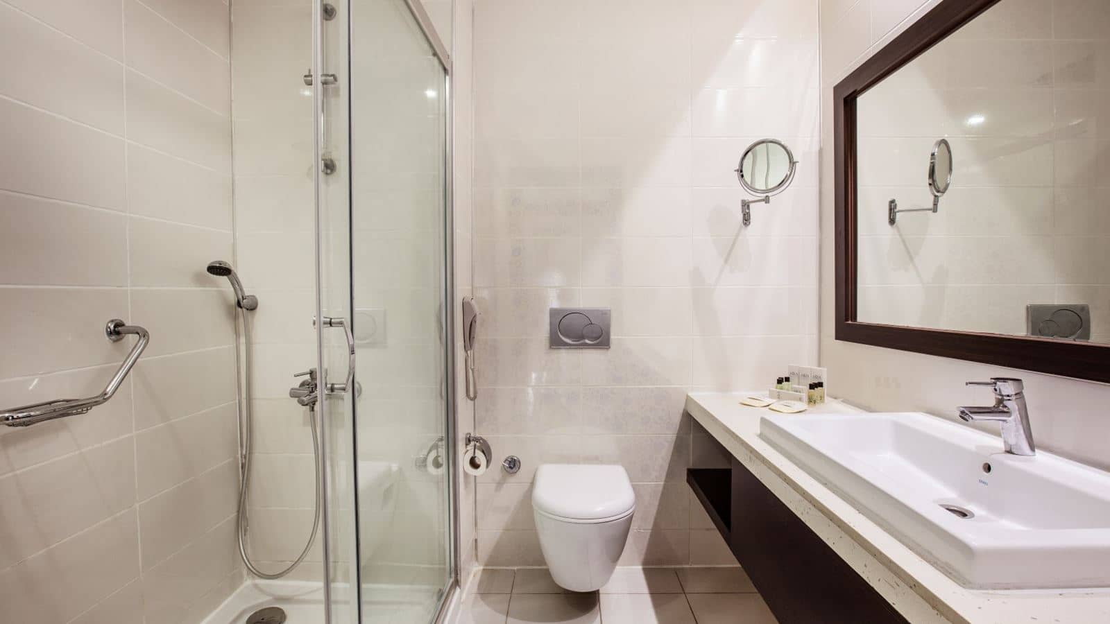 rooms-main-building-deluxe-room-land-view