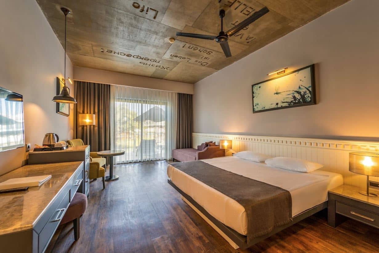 rooms-swim-up-room