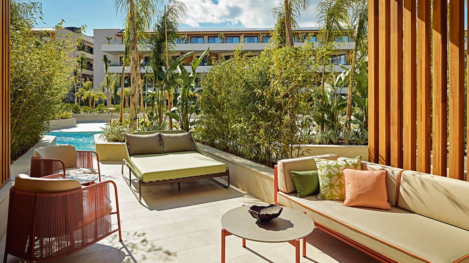 rooms-resort-family-swim-up-mix-zone