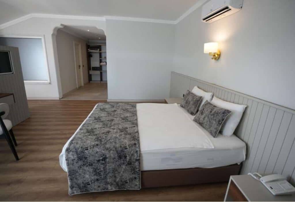 rooms-deluxe-room-with-jacuzzi
