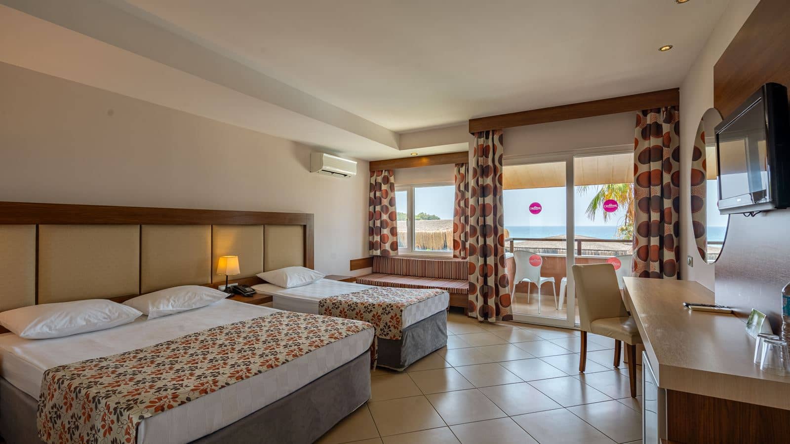 rooms-coral-room