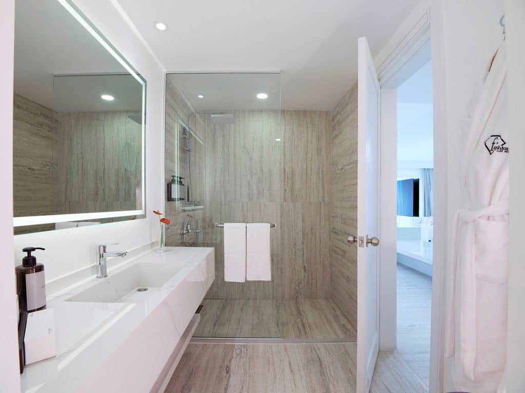 rooms-pearl-room-land-view