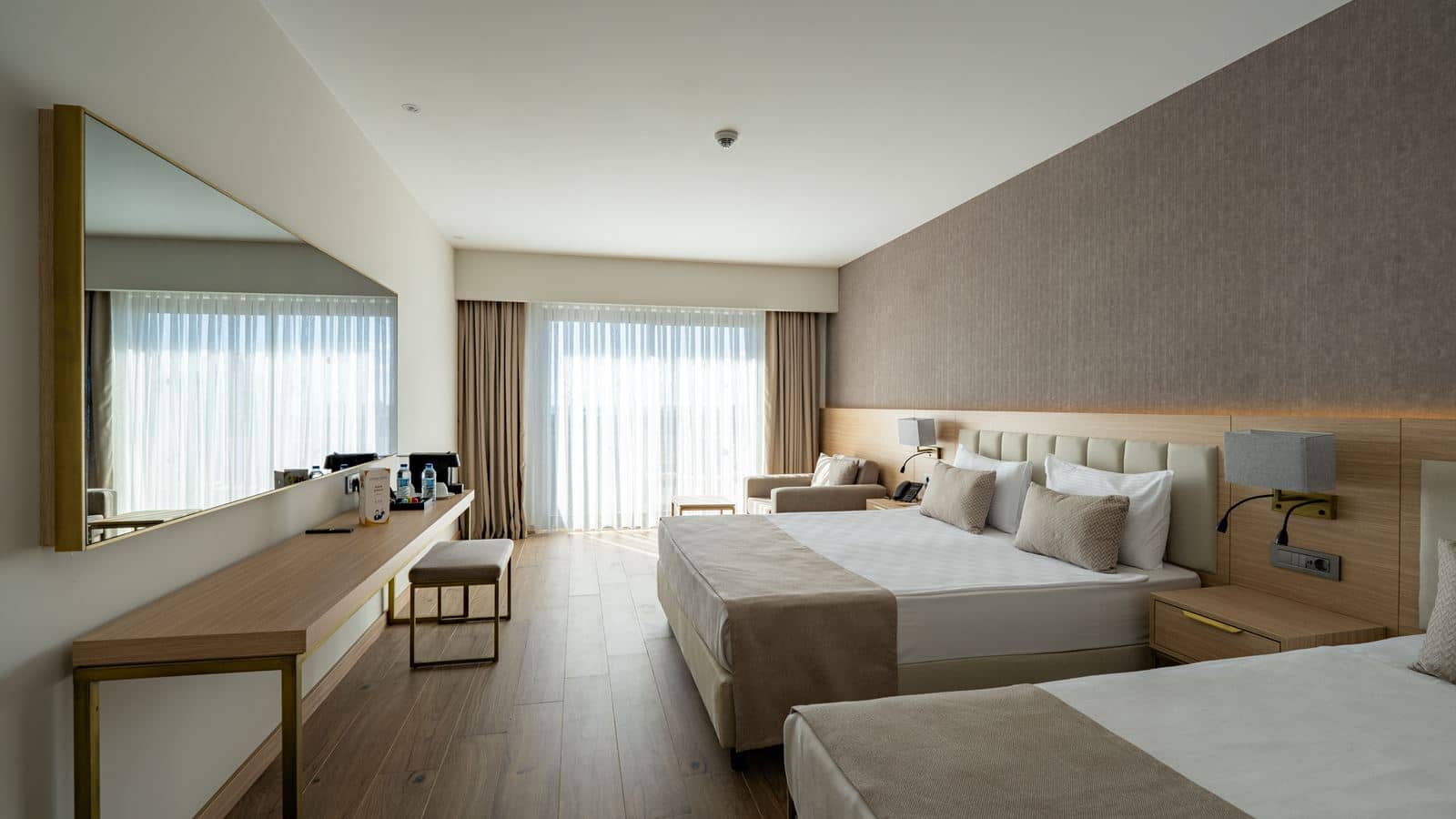 rooms-deluxe-side-sea-view