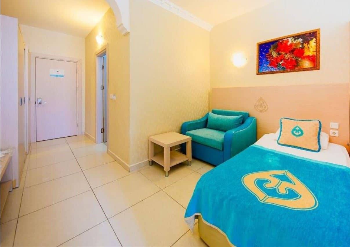 rooms-coral-room