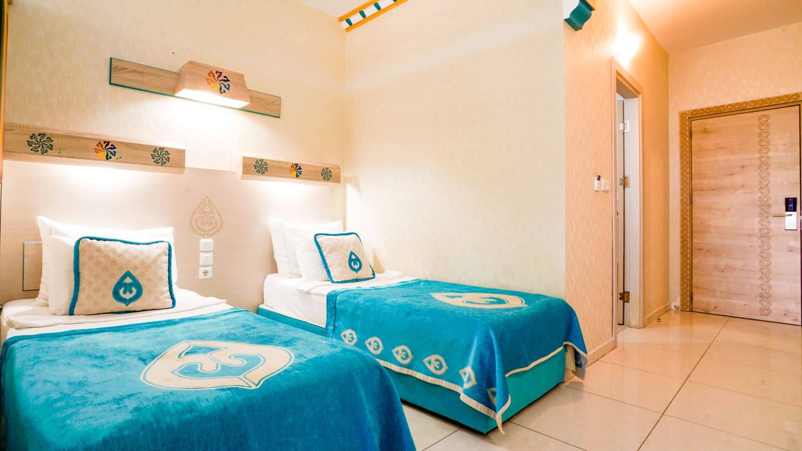 rooms-coral-room