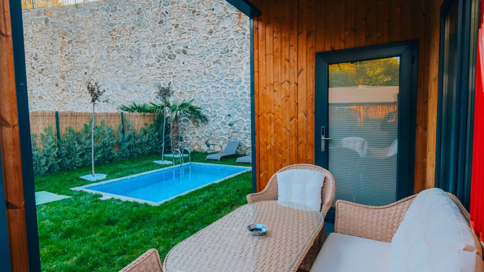 rooms-1+1-villa-gol-veya-bahce-manzarali-isitmali-havuzlu