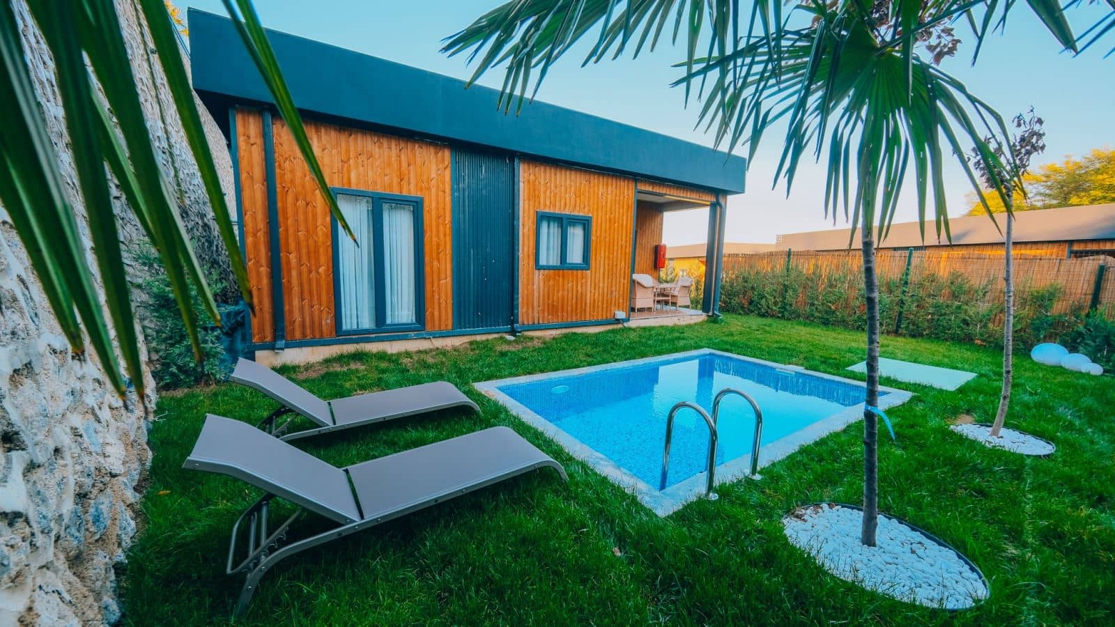rooms-1+1-villa-gol-veya-bahce-manzarali-isitmali-havuzlu