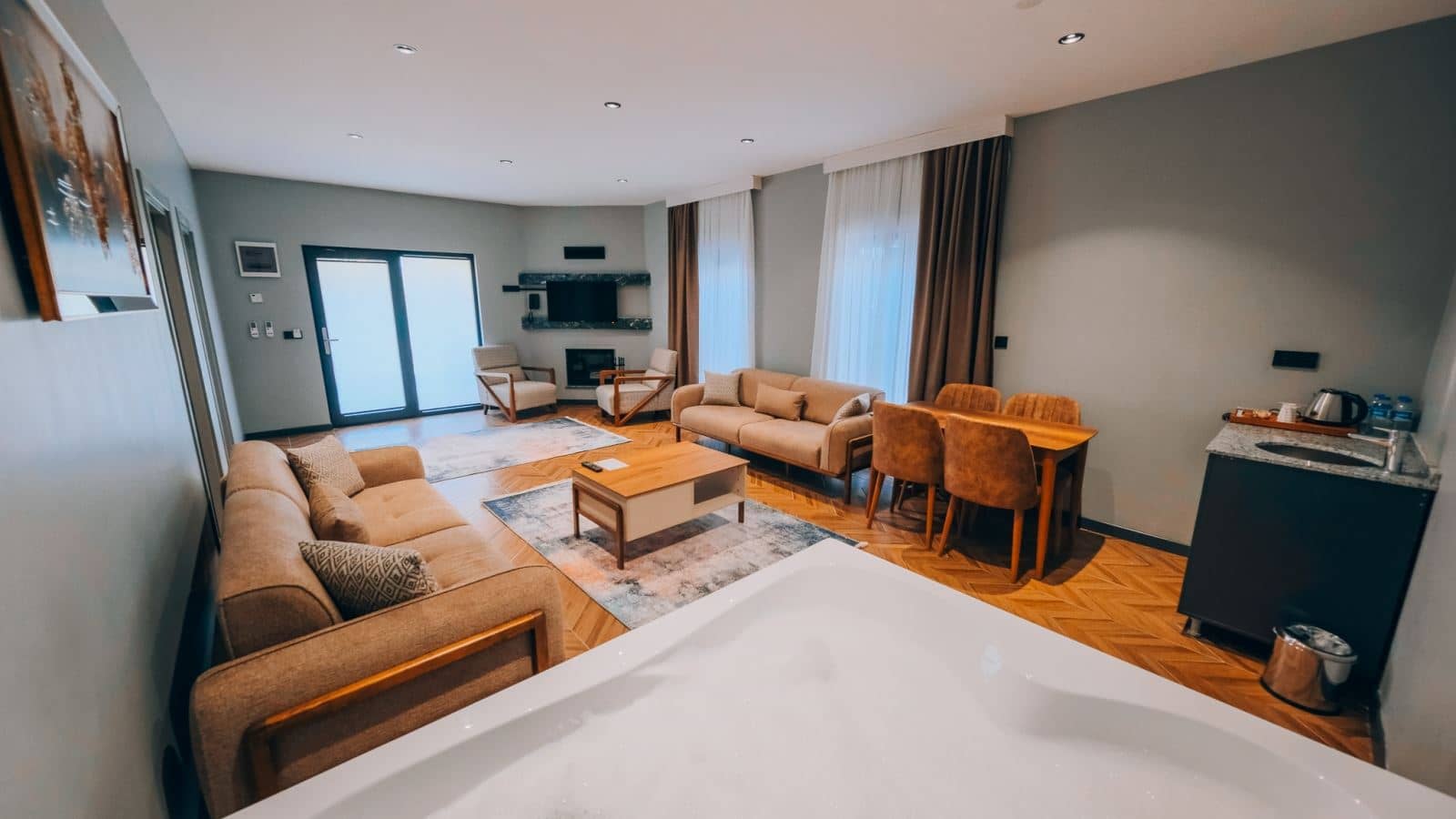 rooms-2+1-villa-gol-manzarali-isitmali-havuzlu