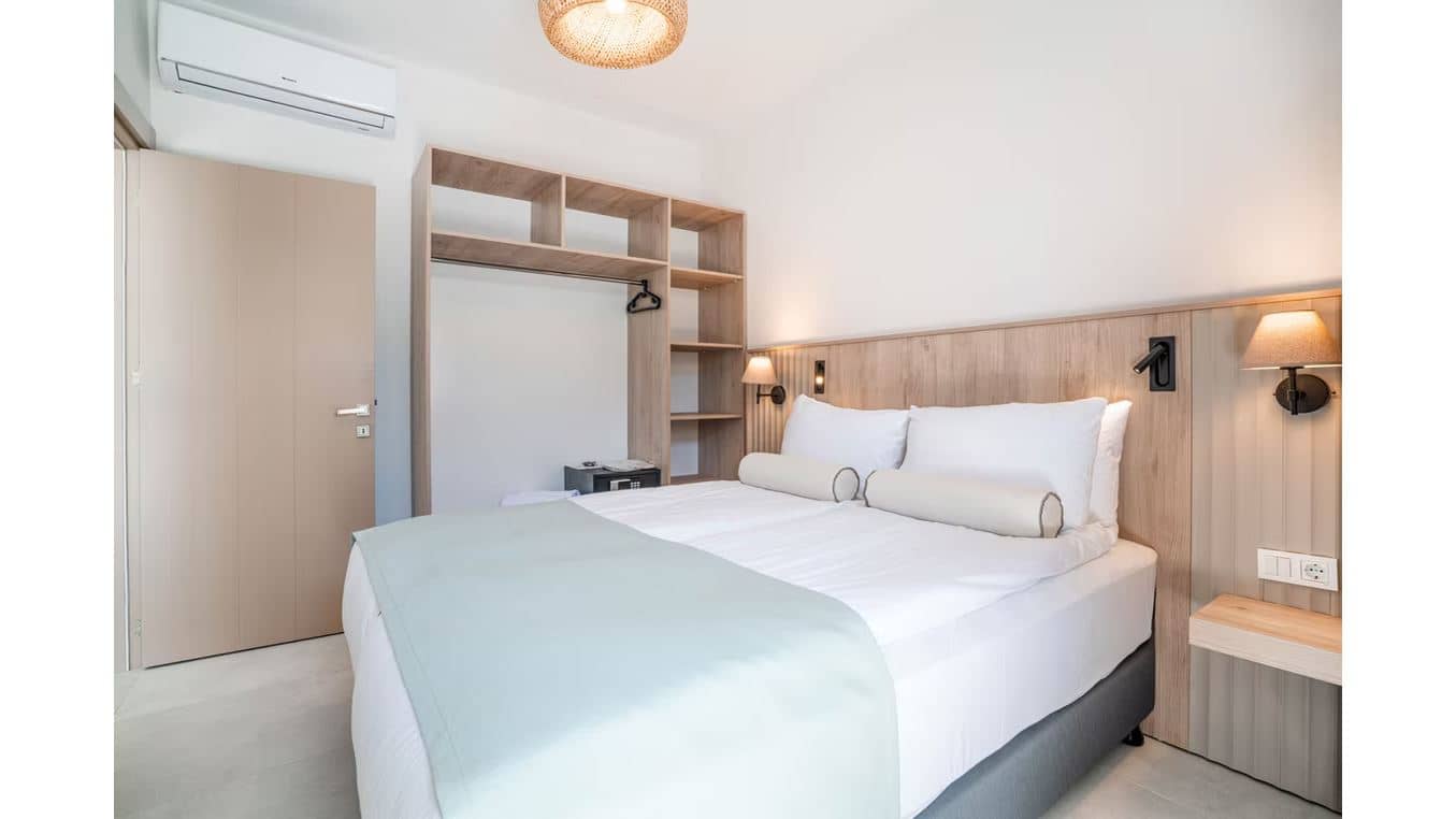 rooms-swimup-suit-room