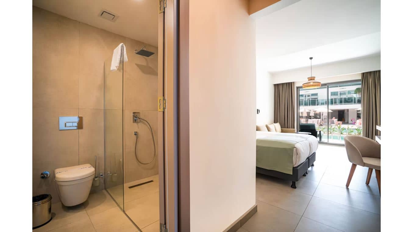 rooms-swimup-room