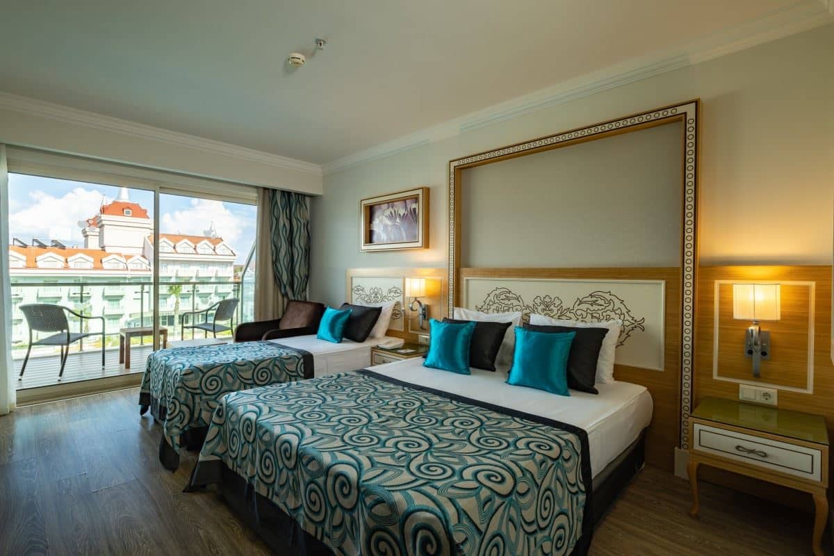 rooms-coral-room