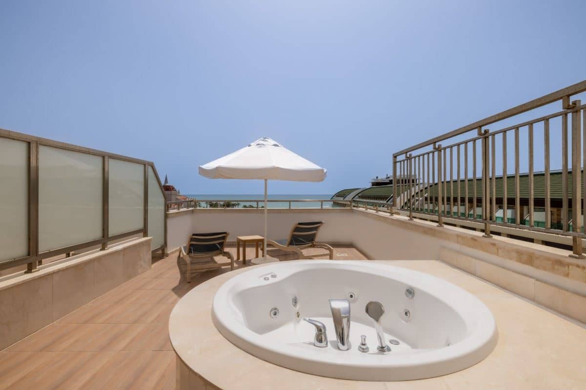 rooms-honeymoon-room