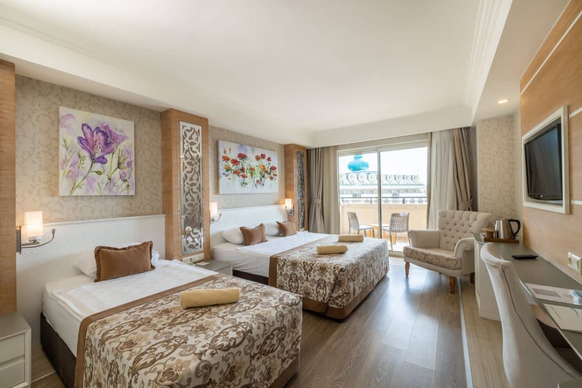 rooms-coral-room
