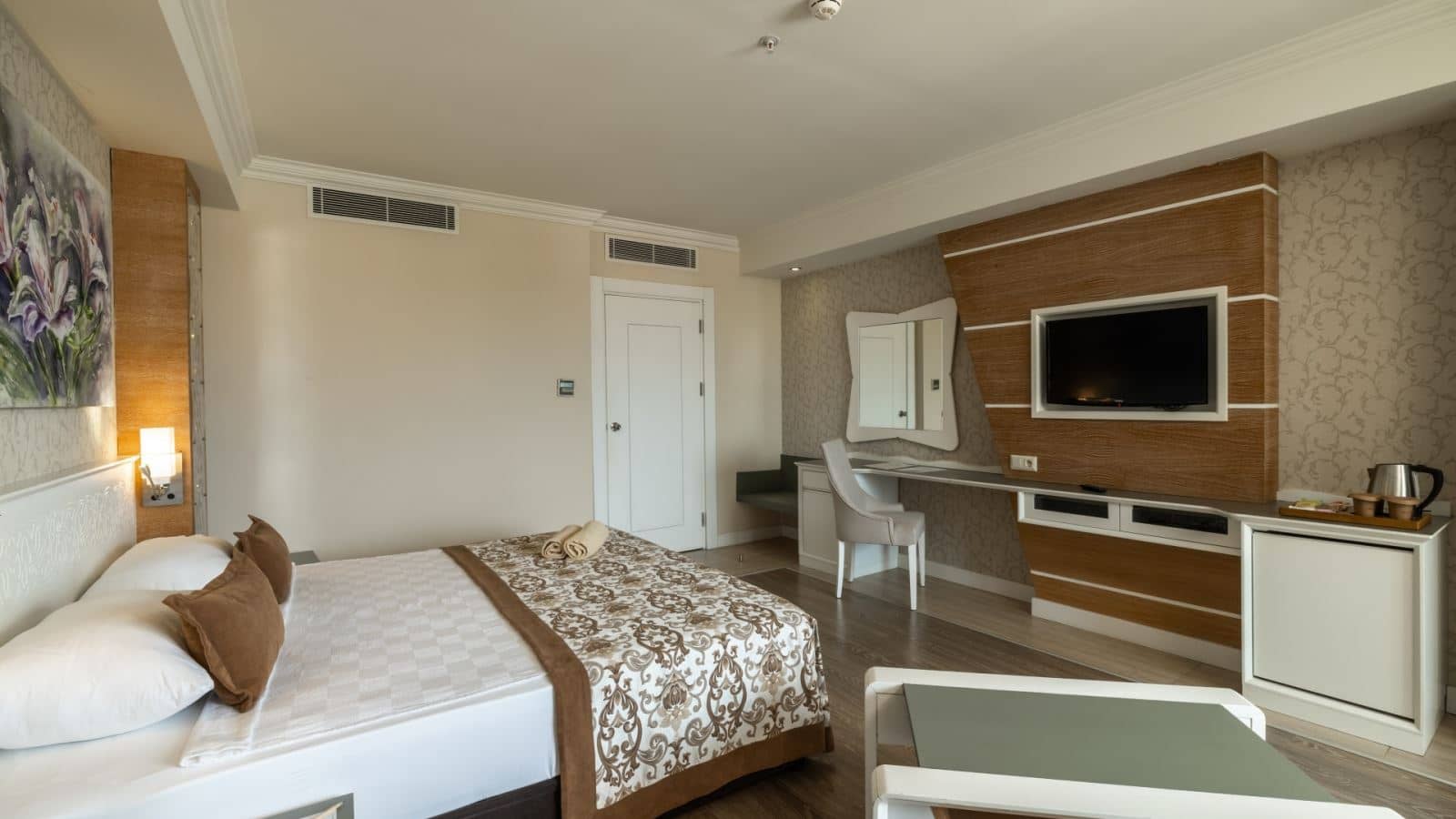 rooms-family-room-land-view