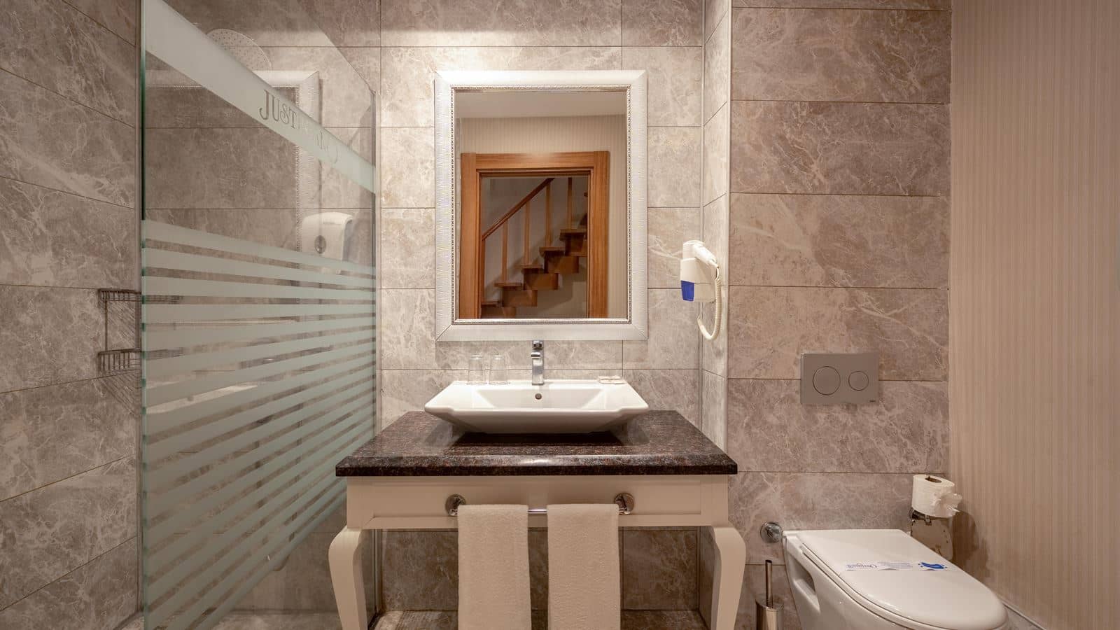 rooms-theodora-building-family-room-2-bedrooms