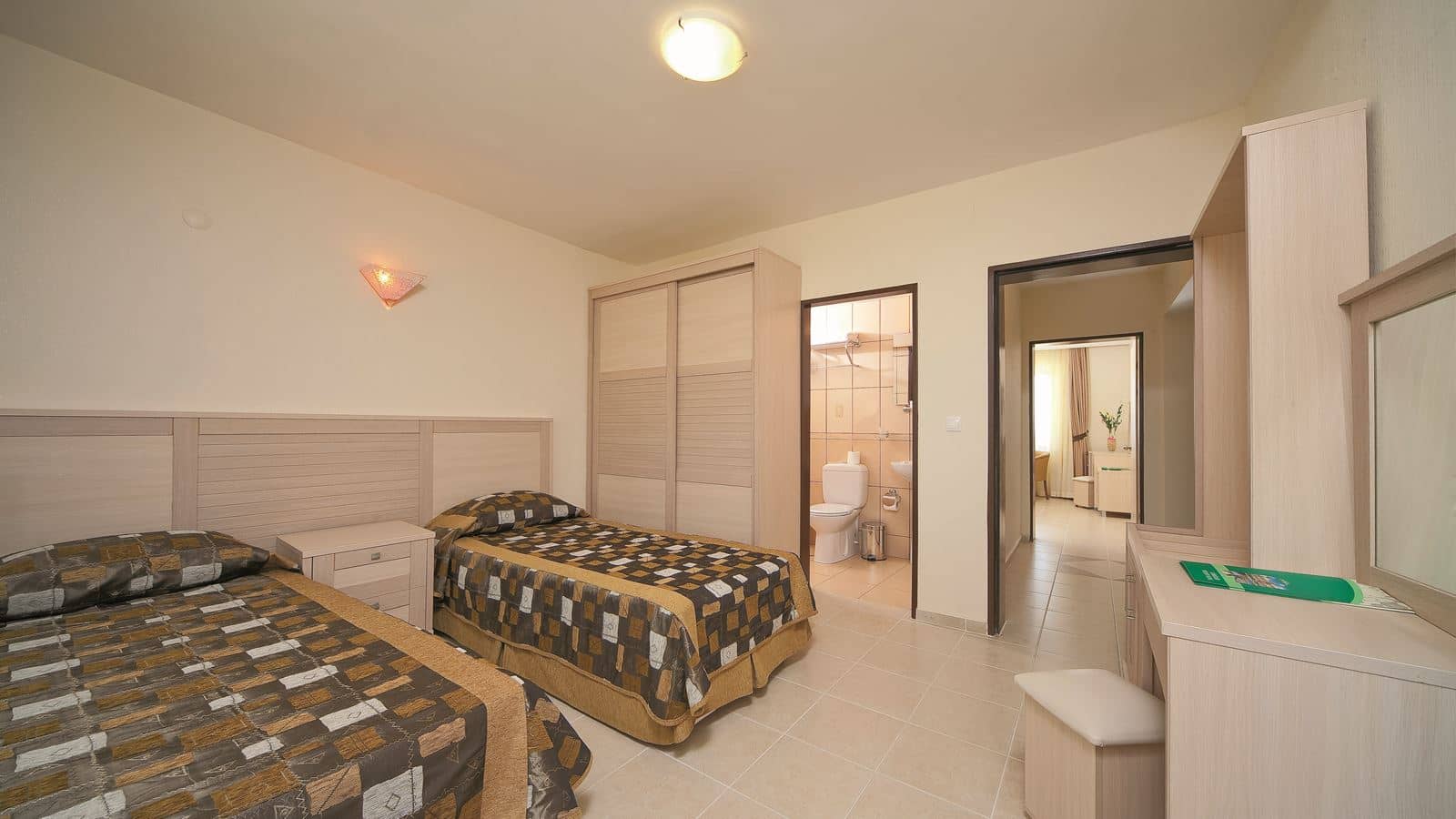 rooms-family-room-garden-wiew