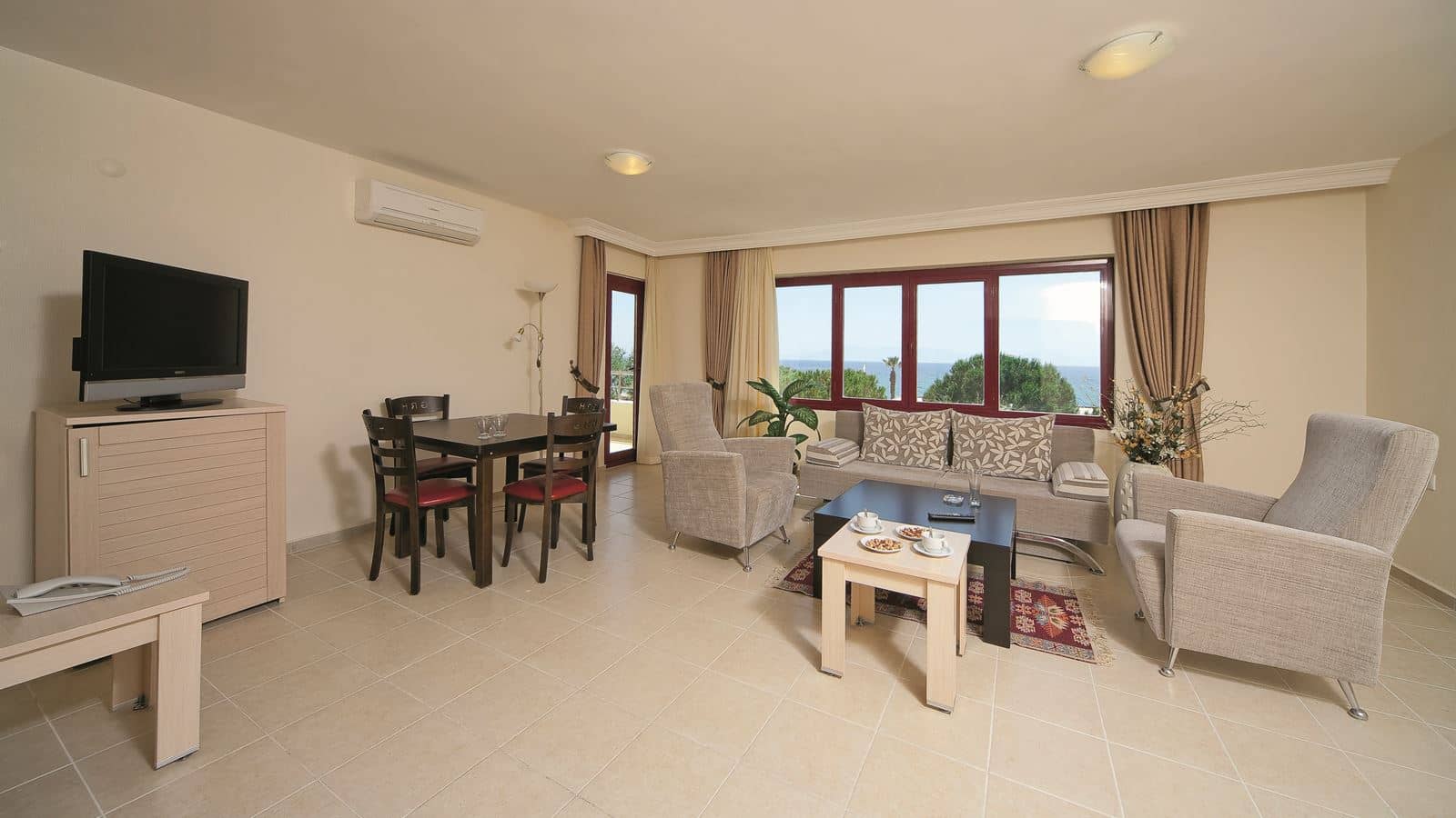 rooms-family-room-garden-wiew