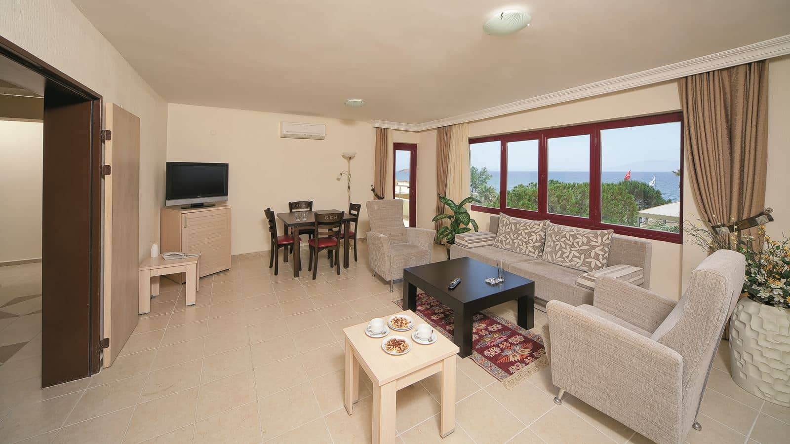 rooms-family-room-garden-wiew