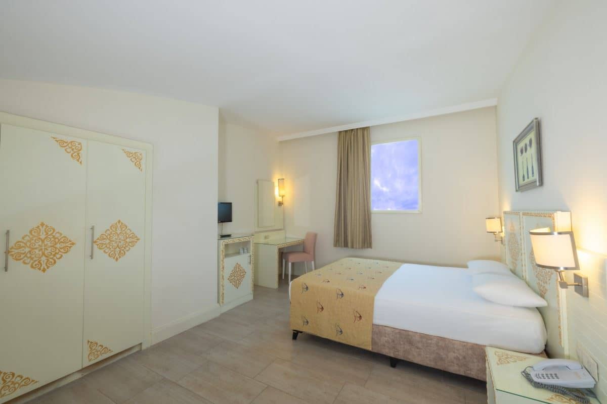 rooms-dublex-family-room-land-view