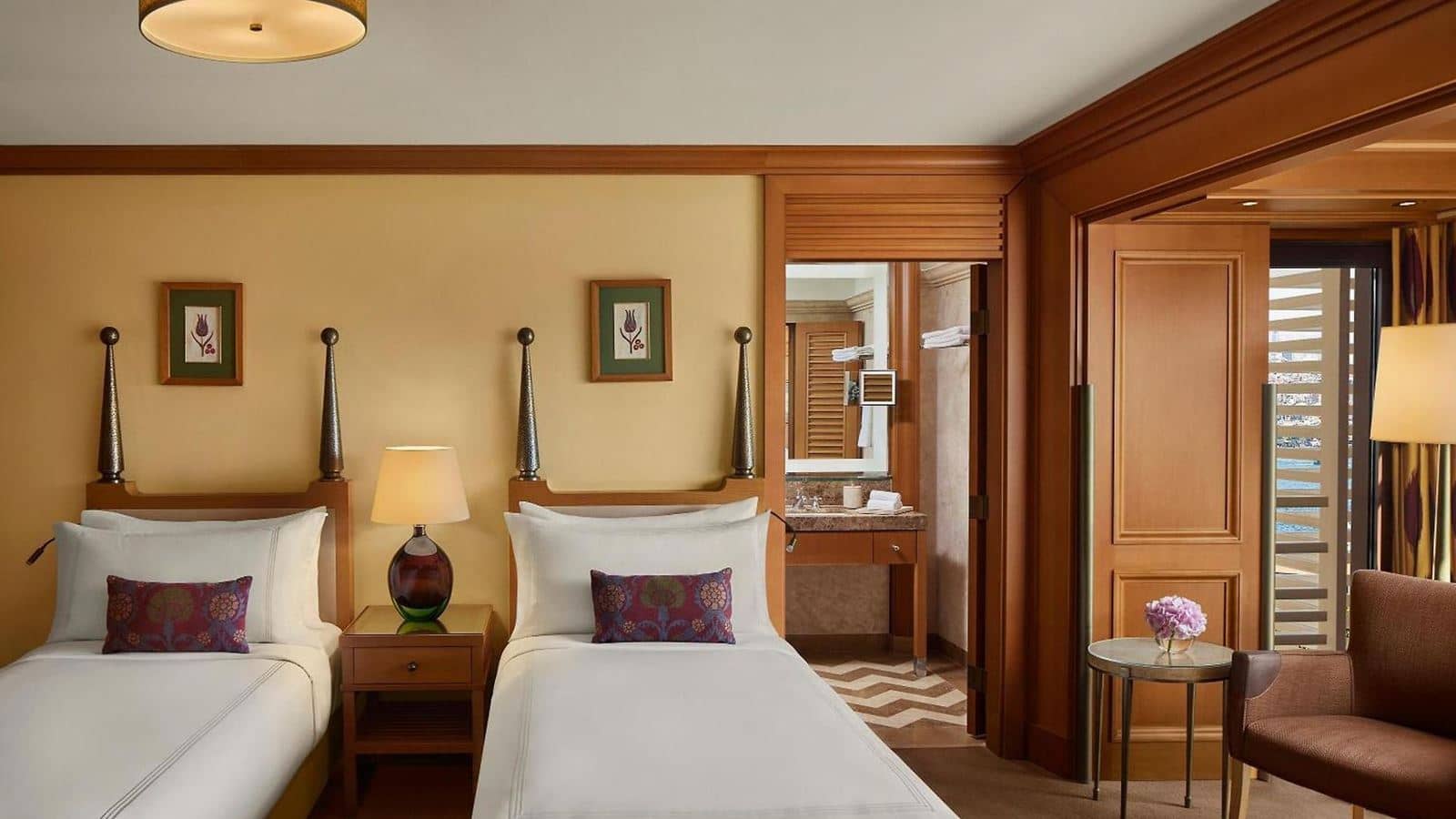 rooms-deluxe-room-partial-sea-view